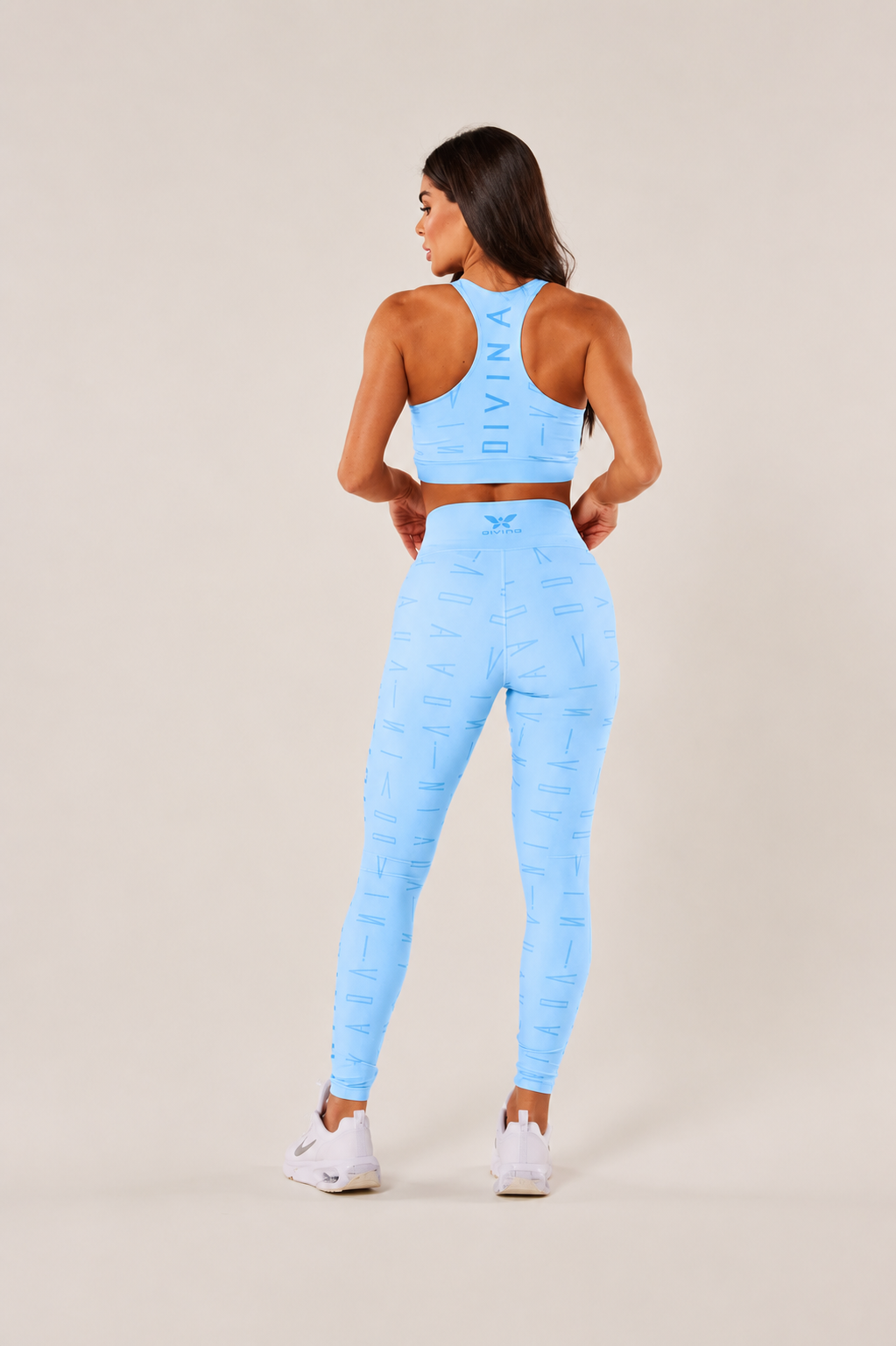Conjunto fitness azul claro visto de costas