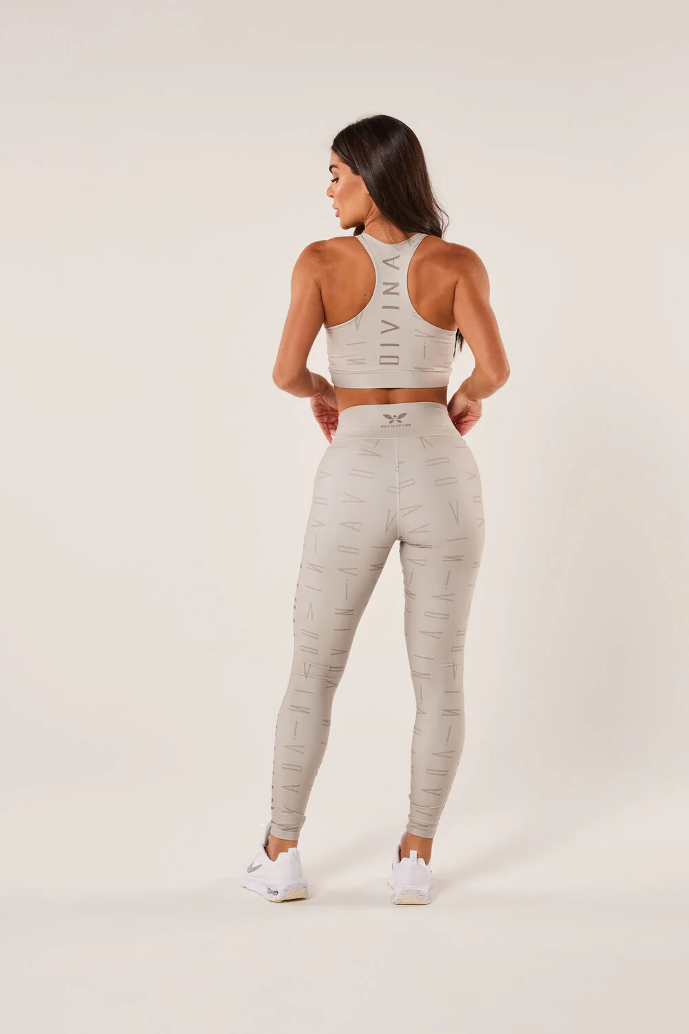 Conjunto fitness dourado visto de costas