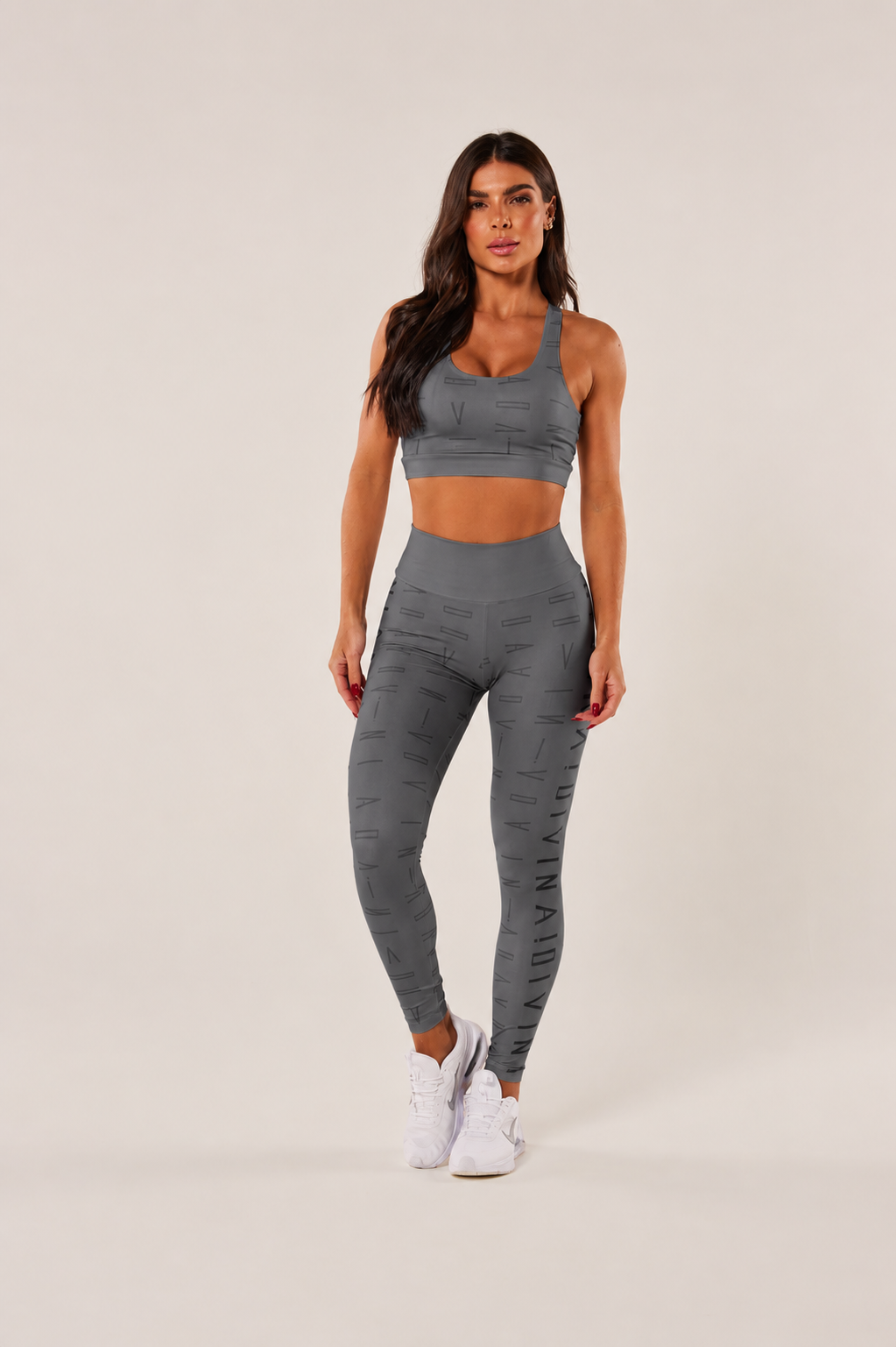 Conjunto fitness cinza visto de frente