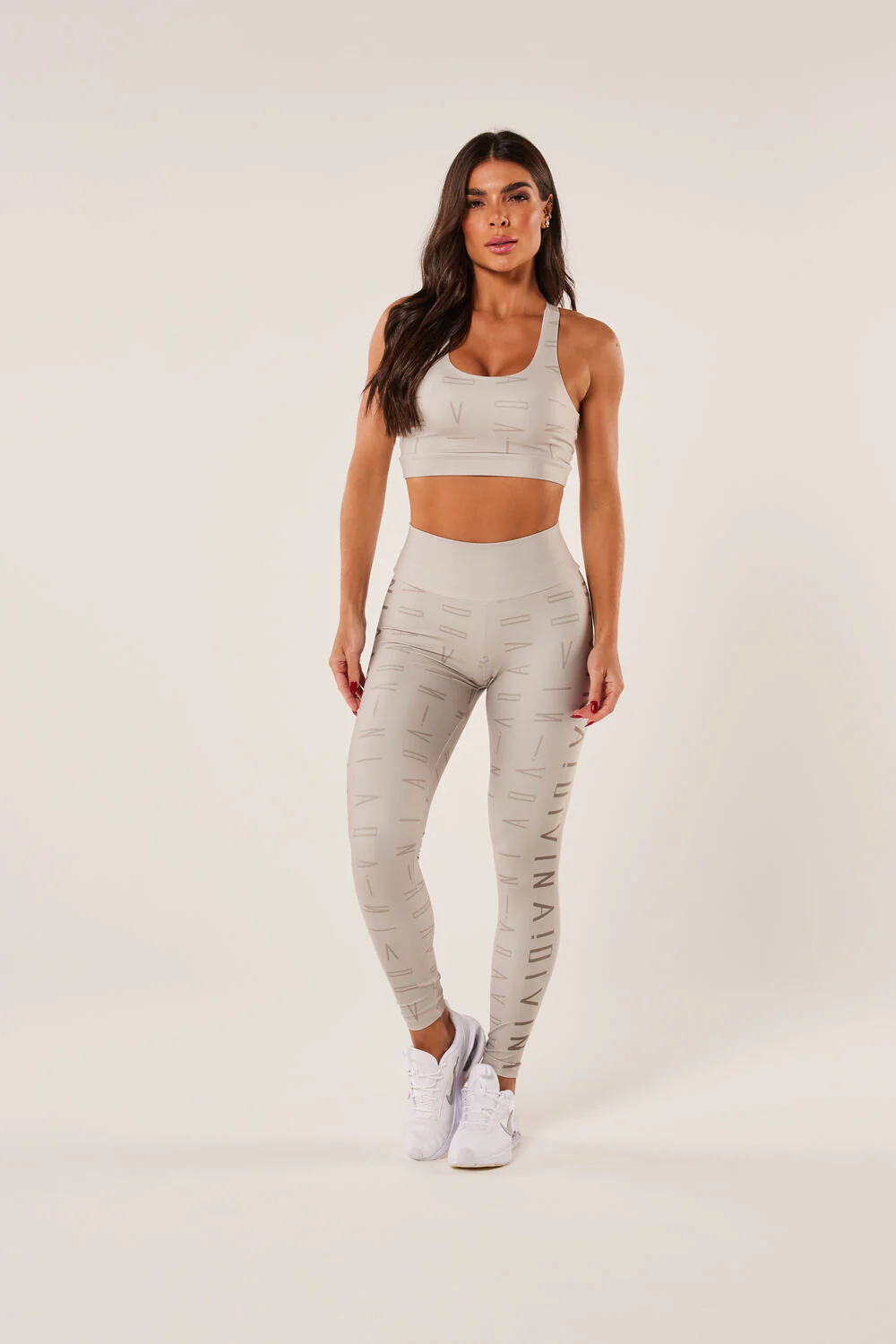 Conjunto fitness dourado visto de frente